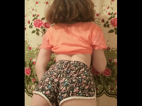 ❤️ 性感的年轻宝贝在镜头前脱下她的短裤 ❤️ Super sex