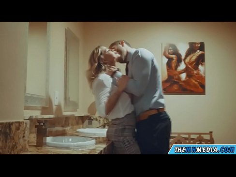 ❤️ 当一个胸大无脑的金发女郎在公共厕所里勾引你时 ❤️ Super sex
